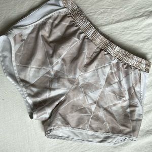 Women’s under armor shorts M